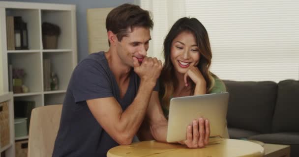 Interraciel Çifti Tabletteki Arkadaşlarıyla Görüntülü Sohbet Ediyor — Stok video