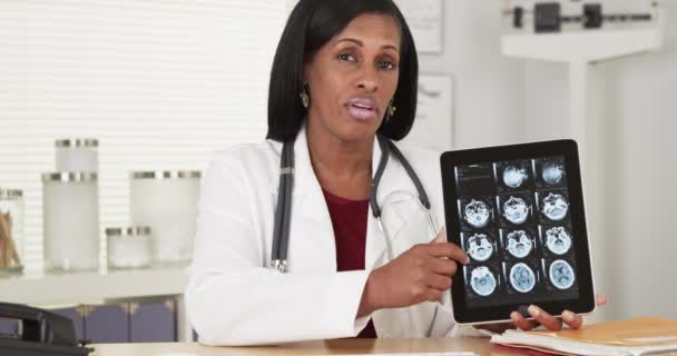 Médico Africano Sênior Segurando Comprimido Com Raios Cerebrais Falando — Vídeo de Stock