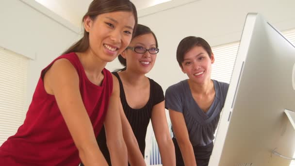 Lächelnde Chinesische Geschäftsfrauen Schreibtisch — Stockvideo
