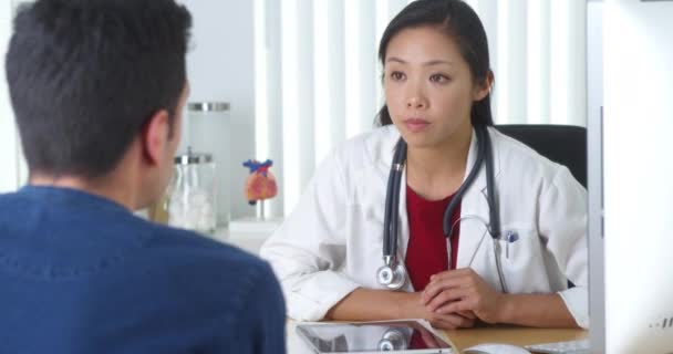 Médico Chinês Explicando Xray Para Paciente — Vídeo de Stock