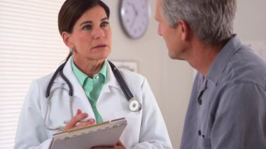 Kadın doktor hastasını için konuşuyor