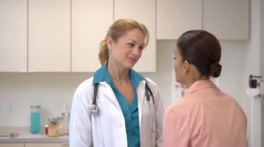 kadın doktor hasta ile konuşmak