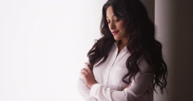 Cam kenarında duran seksi Meksikalı iş kadını