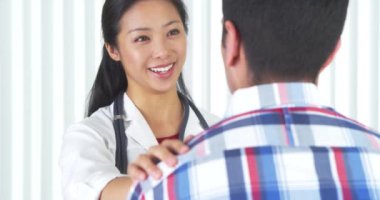 Çinli doktor hasta iyi haber söylüyorum