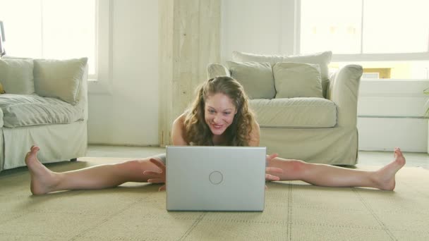 Vrouw Laptop Thuis — Stockvideo