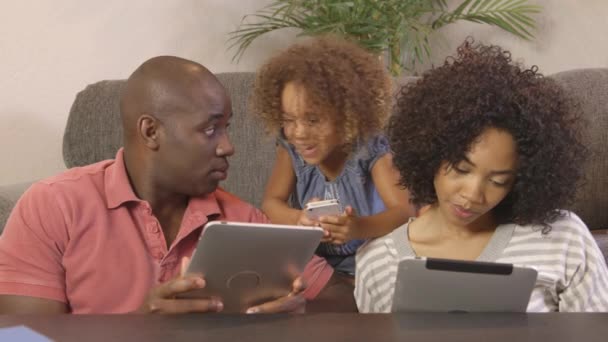 Afroamerikansk Familj Med Mobiltelefon Och Surfplattor — Stockvideo