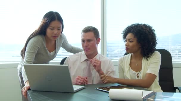 Jóvenes Colegas Negocios Discutiendo Trabajo Área Escritorio — Vídeos de Stock