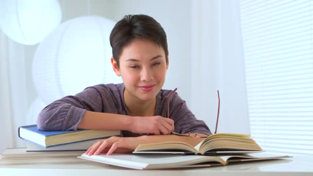 Mulher Asiática Raça Mista Com Uma Pilha Livros — Vídeo de Stock