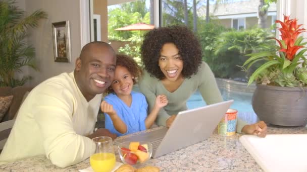 Retrato Família Afro Americana Usando Laptop — Vídeo de Stock