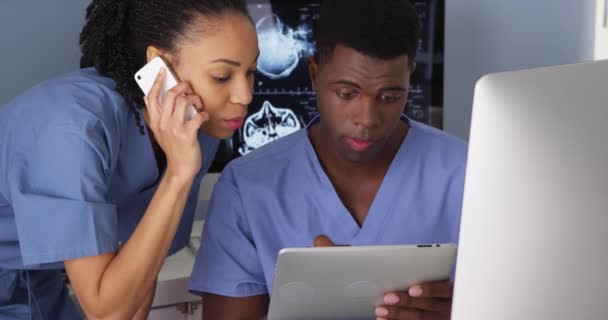 Два Чорні Лікарі Працюють Разом Мобільним Телефоном Комп Ютерами — стокове відео