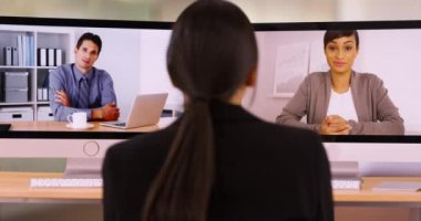 Genç bir iş kadını ofis arkadaşlarıyla sohbet ediyor. Ofis profesyonellerinden oluşan bir ekip bir video görüşmesi üzerine sohbet ediyor. 4k