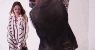 Sahne arkası moda fotoğraf çekimi yardımcıları kalça fotoğraf Studio ekibi ile