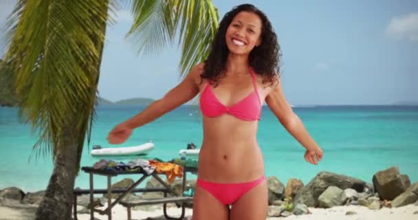 性感的混血儿 穿着比基尼在海滩上笑着 快乐的千禧年女人站在海滩度假胜地玩得很开心 — 图库视频影像