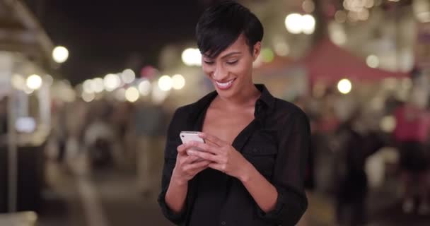 Schöne Millennial Frau Mit Smartphone Sms App Und Telefonieren Auf — Stockvideo