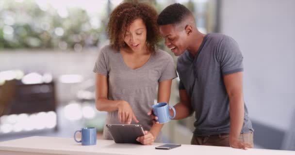 Negro Pareja Milenaria Trabajan Juntos Cocina Afro Americano Hombre Mujer — Vídeos de Stock