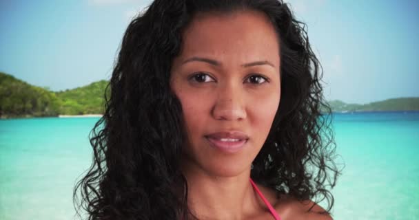 Portret Mieszanej Kobiety Rasy Stojącej Plaży Patrzącej Kamerę Zbliżenie Azjatki — Wideo stockowe