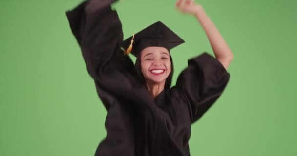 Joven Chica Hispana Graduándose Universidad Pantalla Verde Pantalla Verde Para — Vídeos de Stock
