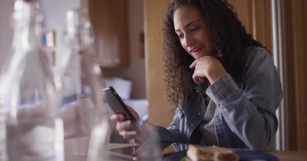 Krásná Mladá Hispánka Kuchyni Textuje Mobil — Stock video