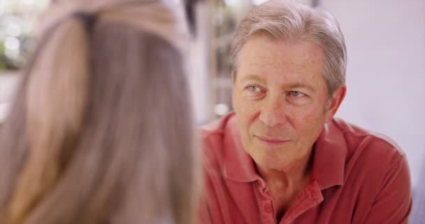 年配の白人男性が女性の仲間と話している 先輩と外の女性の友人とチャットの閉鎖 — ストック動画