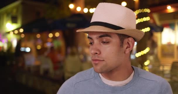 Šťastný Tisíciletý Latino Smíšený Závodník Dovolené Noci Módní Mladý Mexičan — Stock video