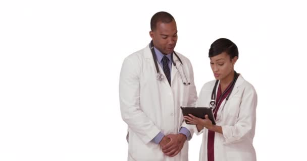 Professionelle Afroamerikanische Ärzte Sprechen Mit Einem Tablet Auf Weißem Hintergrund — Stockvideo