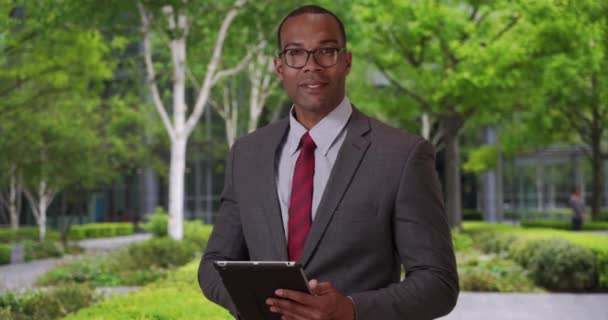 Guapo Profesional Africano Confiado Posando Con Orgullo Fuera Lugar Trabajo — Vídeos de Stock