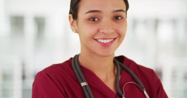 Latina Krankenschwester Lächelt Die Kamera — Stockvideo