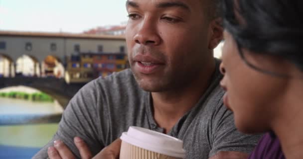 Aburrido Hombre Negro Café Con Joven Hembra Negra Está Atado — Vídeo de stock