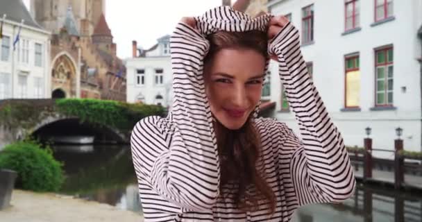 Çizgili Kapüşonlu Güzel Beyaz Kadın Belçika Bruges Sevinçle Poz Veriyor — Stok video