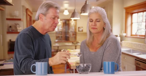 Δύο Ηλικιωμένοι Λευκοί Άνθρωποι Μοιράζονται Ένα Μπολ Φρούτα Ηλικιωμένοι Σύζυγοι — Αρχείο Βίντεο