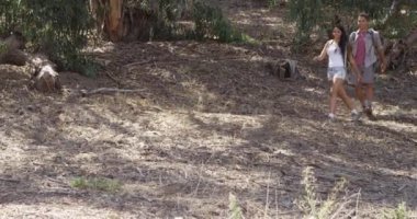 Meksikalı çift dışarıda yürüyüş yapıyor.