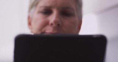 Tıp doktorunun tablet kullanarak yakın plan fotoğrafı.