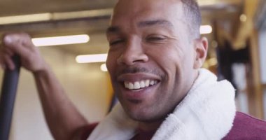 Spor yaptıktan sonra spor salonunda gülümseyen, formda bir zenci portresi.