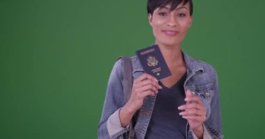 Yeşil ekranda Amerikan pasaportlu bir kadın. Anahtar ya da birleşik olmak üzere yeşil ekranda.