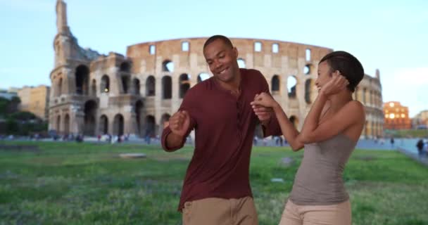 Joven Novio Activo Novia Bailando Juntos Frente Coliseo Roma Linda — Vídeos de Stock