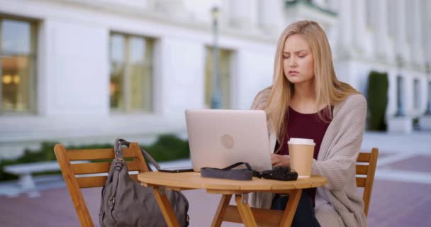 Intelligent Écolière Étudiant Sur Ordinateur Latptop — Video