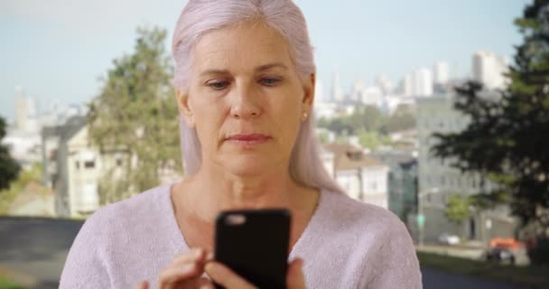 Une Femme Âgée Utilise Son Téléphone Intelligent San Francisco Une — Video