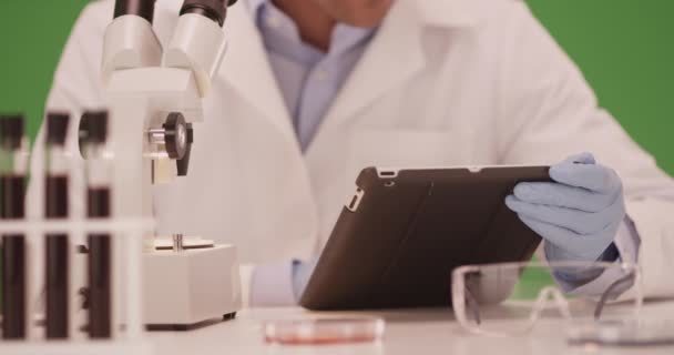 Milenyum Latin Tıp Bilimcisi Laboratuvarda Yeşil Ekranda Tablet Bilgisayar Kullanıyor — Stok video