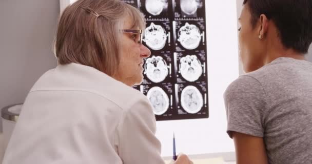 Leitende Ärztin Überprüft Röntgenergebnisse Mit Patientin — Stockvideo