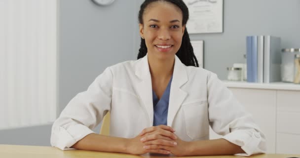 黒女性医師座っていますデスク笑顔 — ストック動画
