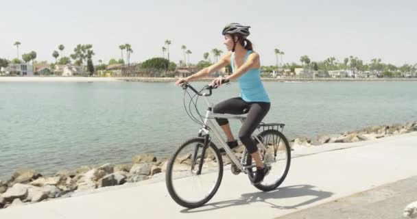 Щаслива Молода Жінка Їде Велосипеді Шляху — стокове відео