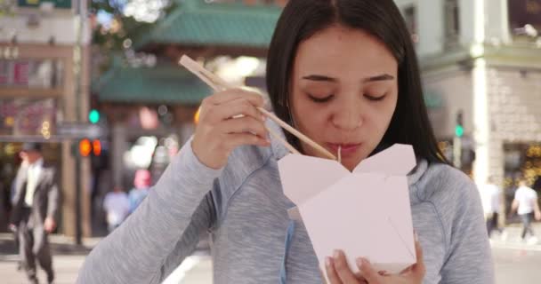 Joven Mexicana Comiendo Comida China — Vídeo de stock