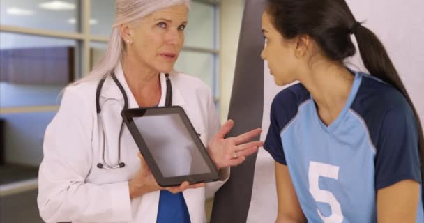 Médico Feliz Muestra Jugador Fútbol Herido Sus Radiografías Joven Futbolista — Vídeo de stock