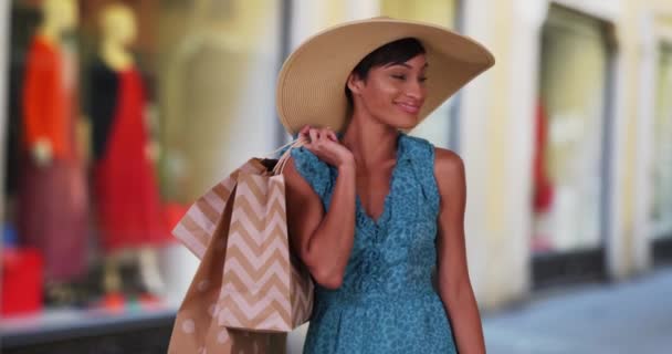 Приваблива Афро Американська Жінка Покупками Тротуарі Молода Сучасна Жінка Яка — стокове відео