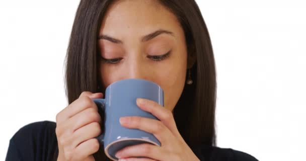 Portret Hiszpanki Pijącej Kawę Białym Tle Latynoska Patrzy Kamerę Pustym — Wideo stockowe