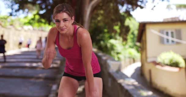 Schlanke Junge Kaukasierin Erschöpft Nach Dem Joggen Urlaub Italien Fit — Stockvideo