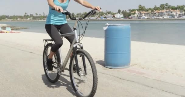 Młoda Zdrowa Kobieta Jazda Rowerze Wzdłuż Rzeki — Wideo stockowe