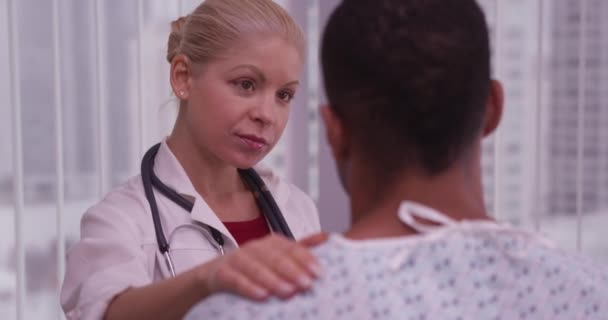 Жінка Лікар Слухає Дарує Комфорт Чорному Пацієнту — стокове відео