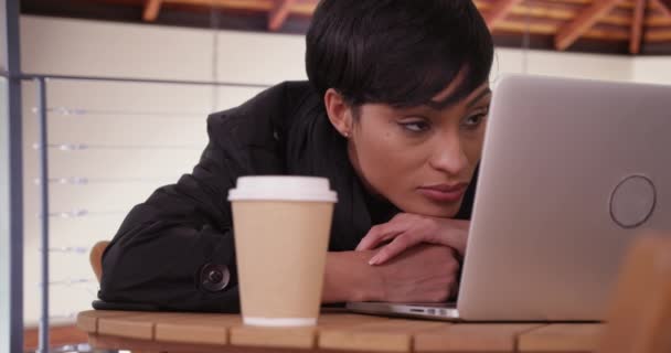 Черный Профессионал Использующий Ноутбук Современном Кафе Закрывается Красивая Афроамериканская Бизнес — стоковое видео