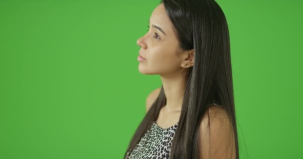 Seorang Gadis Muda Berpose Untuk Potret Layar Hijau Pada Layar — Stok Video